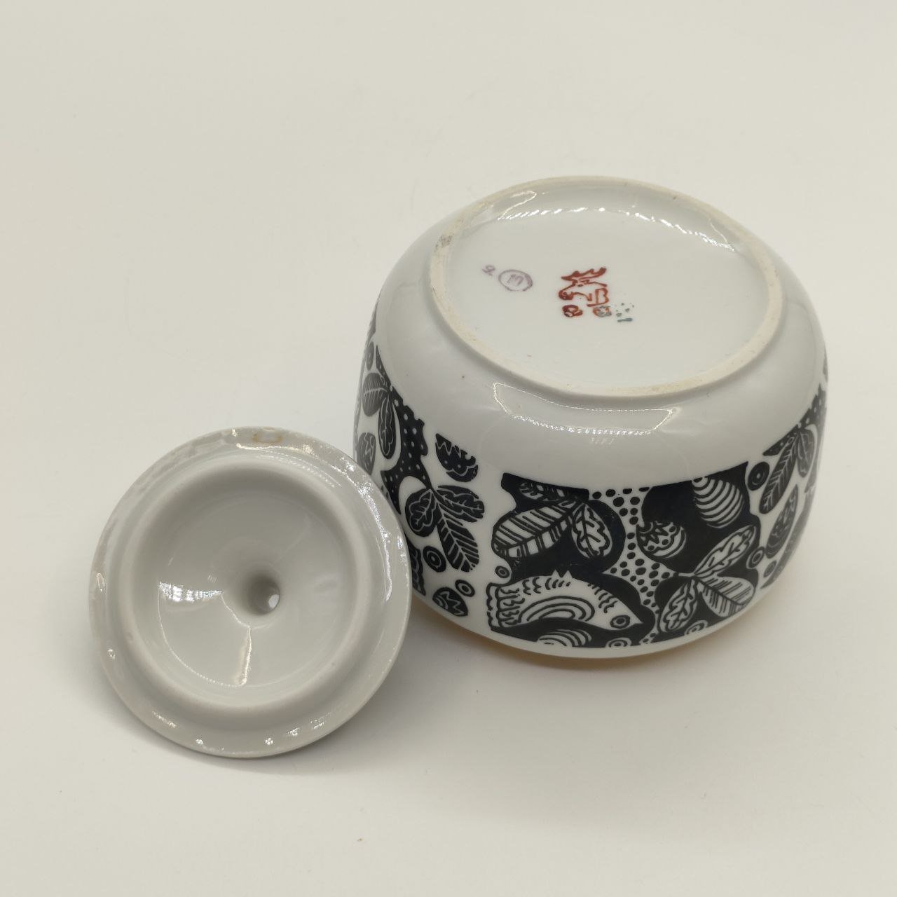 Сахарница со стилизованным декором в виде птиц на ветках, фарфор, деколь, золочение, Дмитровский фарфоровый завод (ДФЗ Вербилки), СССР, 1965-1991 гг.