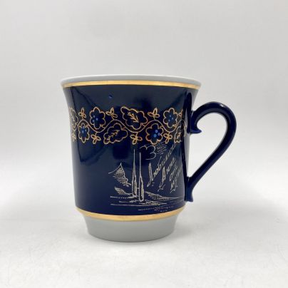 Чашка (кружка с дарственной надписью "Любимой Анне от мужа. Лето. Июнь, 1980" и флоральным декором, фарфор, золочение, роспись, крытье кобальтом, Довбышский фарфоровый завод (Довбыш), СССР, 1970-1980 гг.