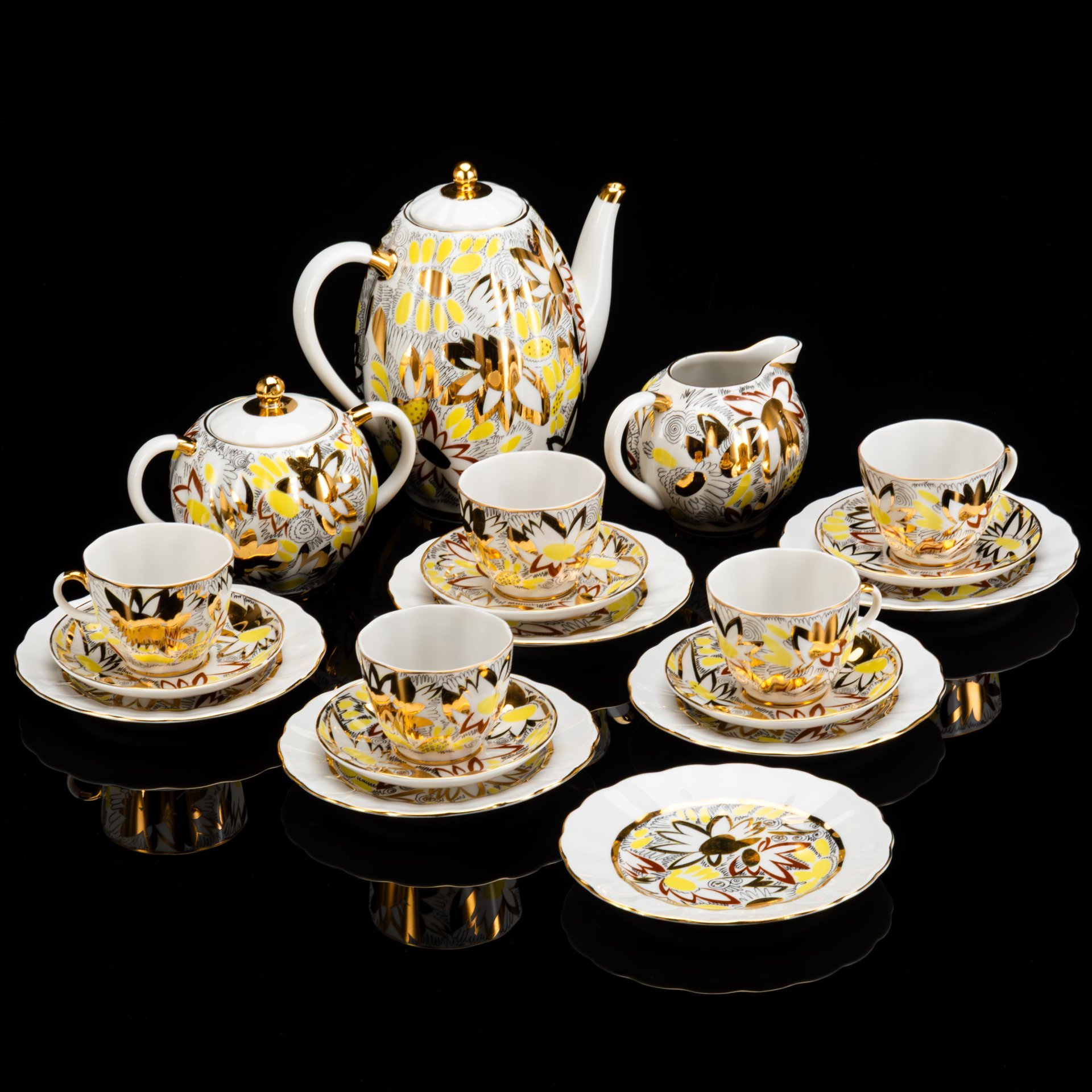Сервиз кофейный "Золотые ромашки" на 5 персон (19 предметов), автор формы Яковлева С.Е., автор рисунка Григорьева Л.И., фарфор, деколь, золочение, Ленинградский фарфоровый завод (ЛФЗ), СССР, 1970-1992 гг.