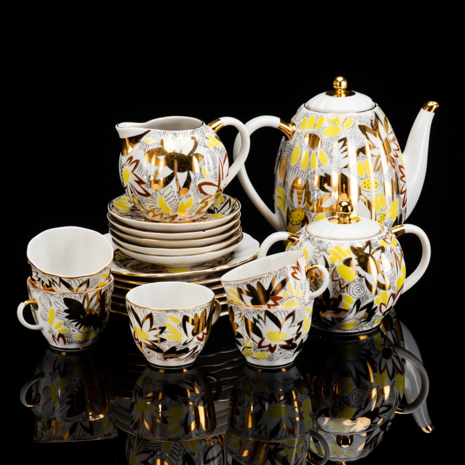 Сервиз кофейный "Золотые ромашки" на 5 персон (19 предметов), автор формы Яковлева С.Е., автор рисунка Григорьева Л.И., фарфор, деколь, золочение, Ленинградский фарфоровый завод (ЛФЗ), СССР, 1970-1992 гг.