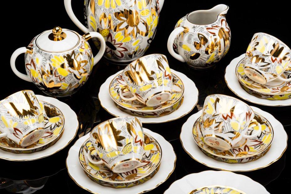 Сервиз кофейный "Золотые ромашки" на 5 персон (19 предметов), автор формы Яковлева С.Е., автор рисунка Григорьева Л.И., фарфор, деколь, золочение, Ленинградский фарфоровый завод (ЛФЗ), СССР, 1970-1992 гг.