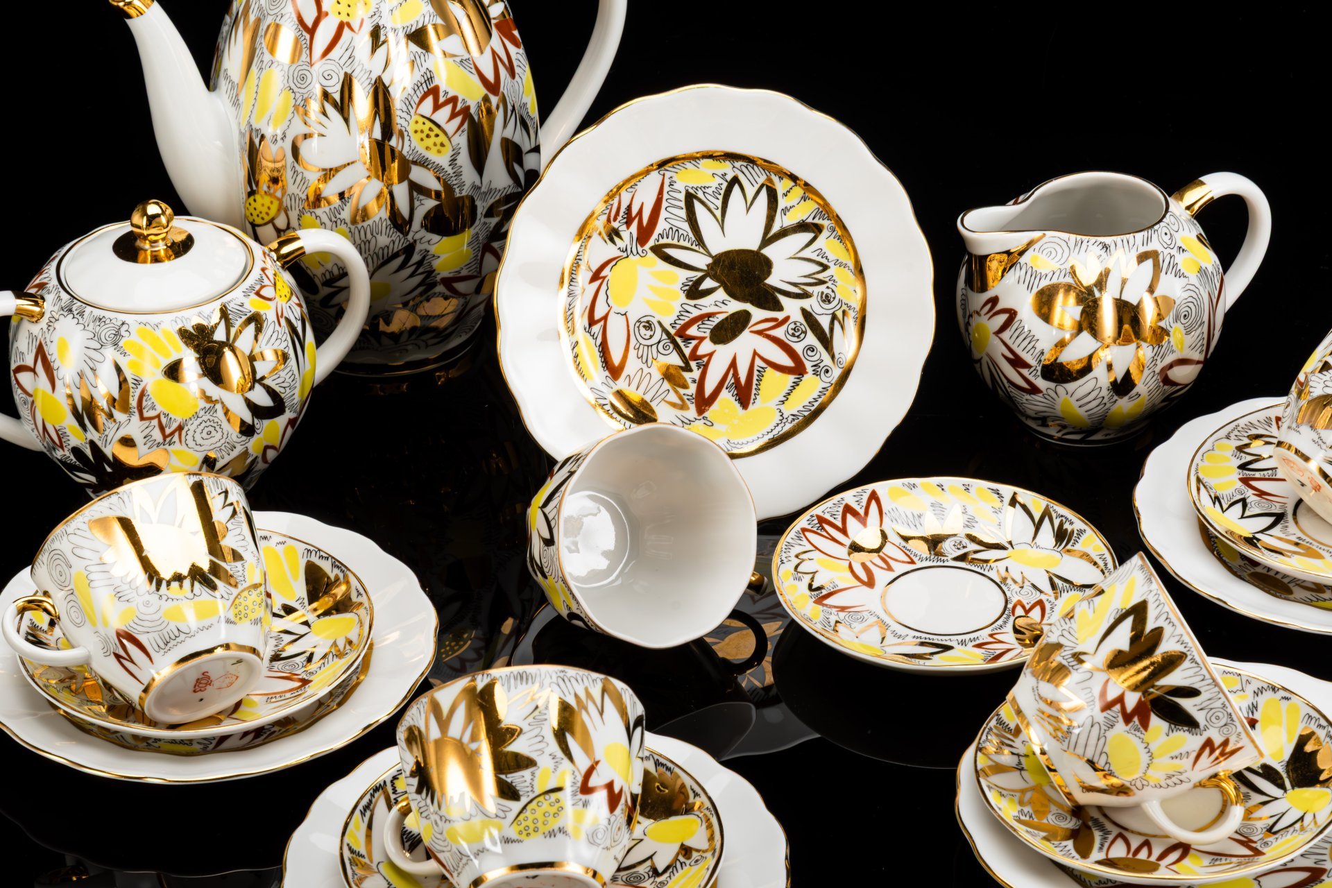 Сервиз кофейный "Золотые ромашки" на 5 персон (19 предметов), автор формы Яковлева С.Е., автор рисунка Григорьева Л.И., фарфор, деколь, золочение, Ленинградский фарфоровый завод (ЛФЗ), СССР, 1970-1992 гг.