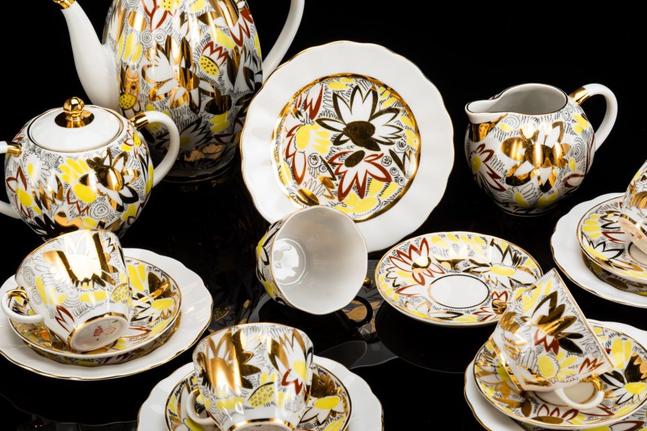 Сервиз кофейный "Золотые ромашки" на 5 персон (19 предметов), автор формы Яковлева С.Е., автор рисунка Григорьева Л.И., фарфор, деколь, золочение, Ленинградский фарфоровый завод (ЛФЗ), СССР, 1970-1992 гг.
