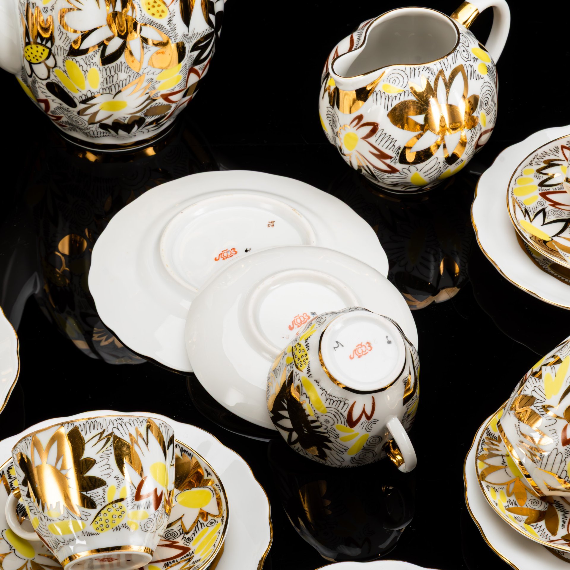 Сервиз кофейный "Золотые ромашки" на 5 персон (19 предметов), автор формы Яковлева С.Е., автор рисунка Григорьева Л.И., фарфор, деколь, золочение, Ленинградский фарфоровый завод (ЛФЗ), СССР, 1970-1992 гг.
