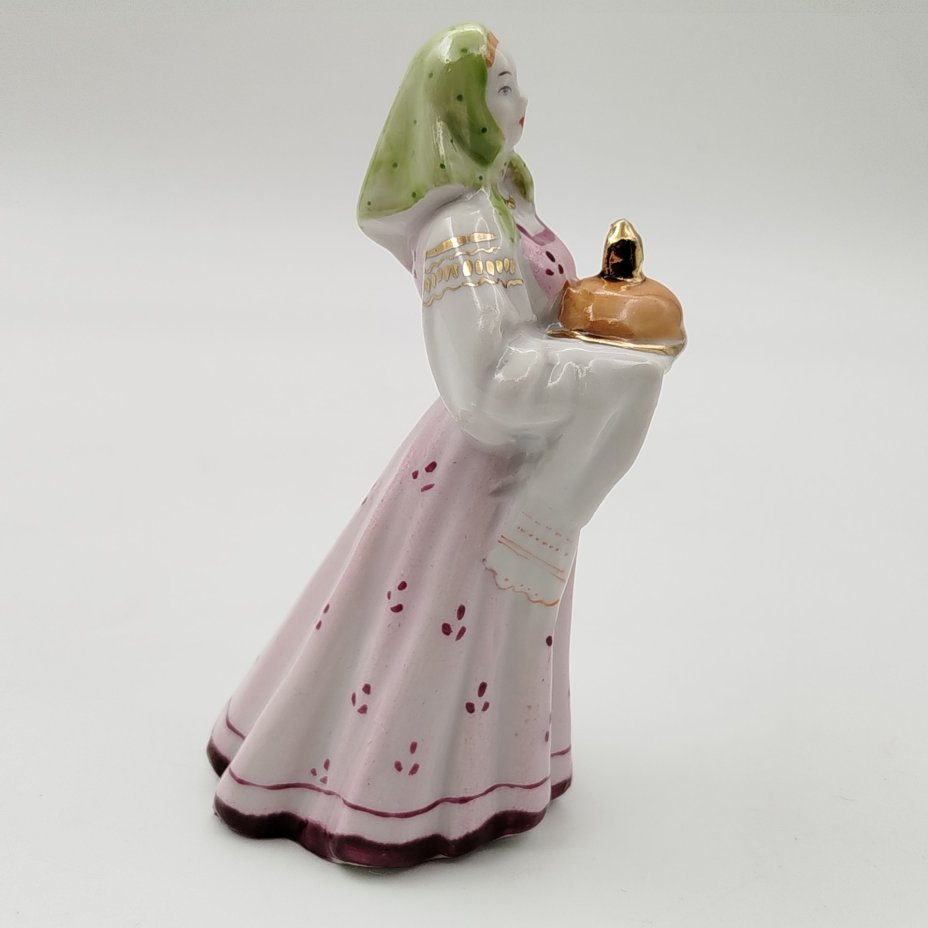 Статуэтка "Добро пожаловать" ("Хлеб да соль"), автор А.Д. Бржезицкая