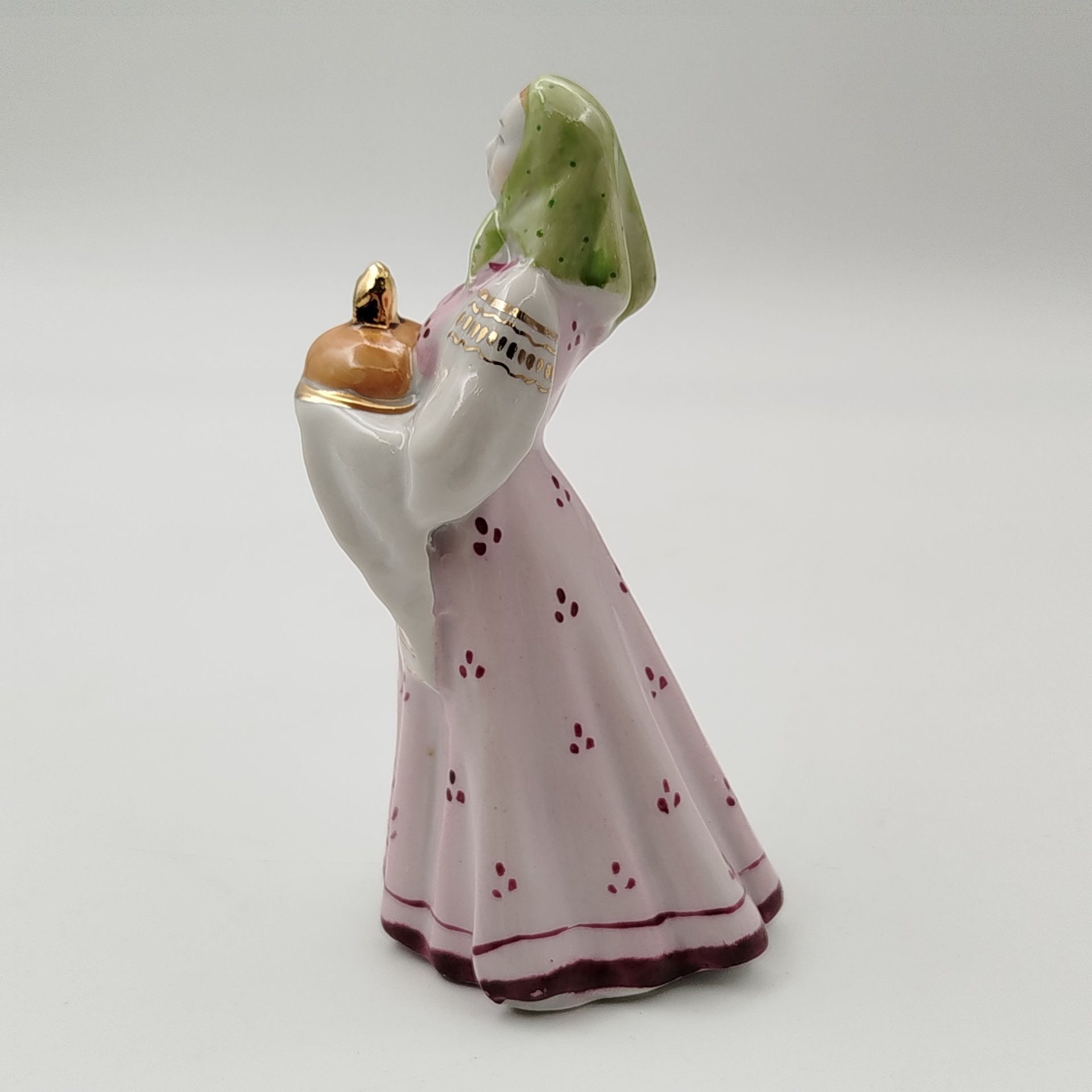 Статуэтка "Добро пожаловать" ("Хлеб да соль"), автор А.Д. Бржезицкая