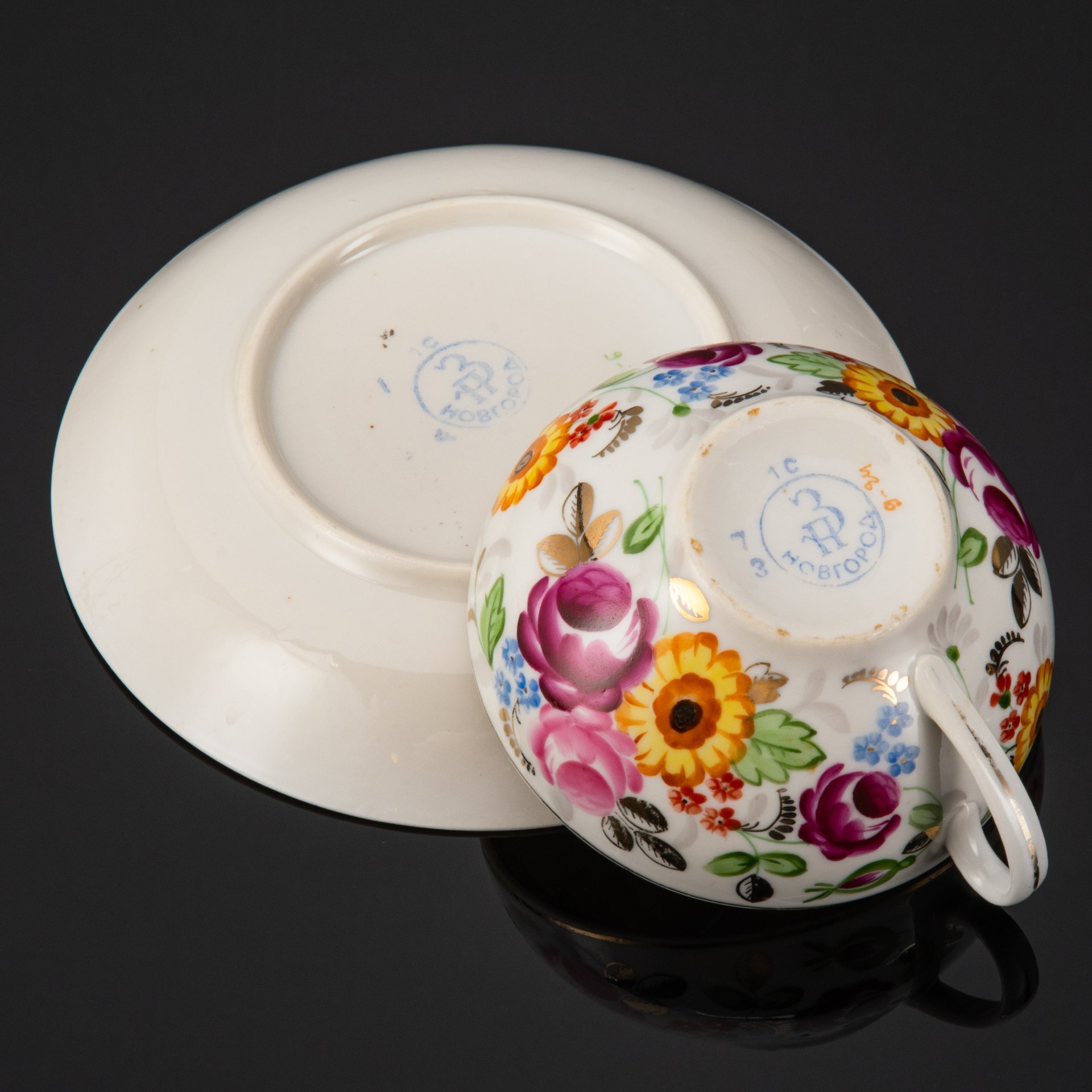 Пара чайная с двусторонним расписным цветочным декором в русском стиле, фарфор, роспись, золочение, Фарфоровый завод «Пролетарий» (Бронница, Мста), СССР, 1953-1958 гг.