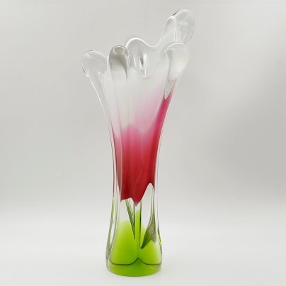 Ваза оригинальной формы в розово-зелёной гамме, дизайнер Йозеф Господка (Josef Hospodka), стекло, гутная техника, Хршибский стекольный завод (Chřibská), Чехословакия, 1960-1980 гг.