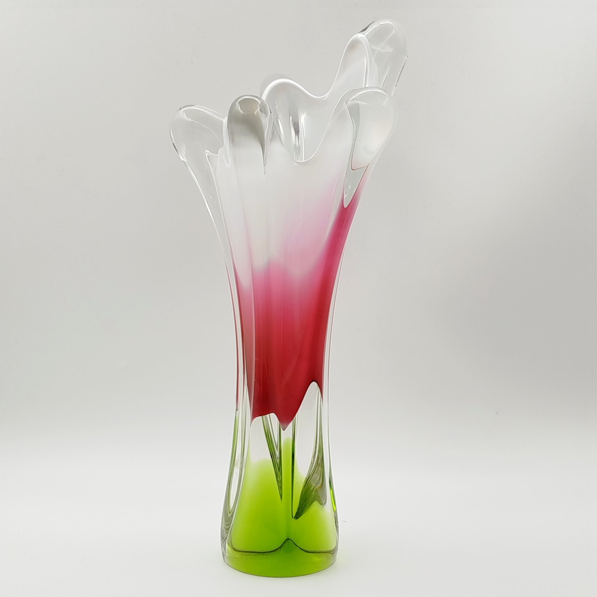 Ваза оригинальной формы в розово-зелёной гамме, дизайнер Йозеф Господка (Josef Hospodka), стекло, гутная техника, Хршибский стекольный завод (Chřibská), Чехословакия, 1960-1980 гг.