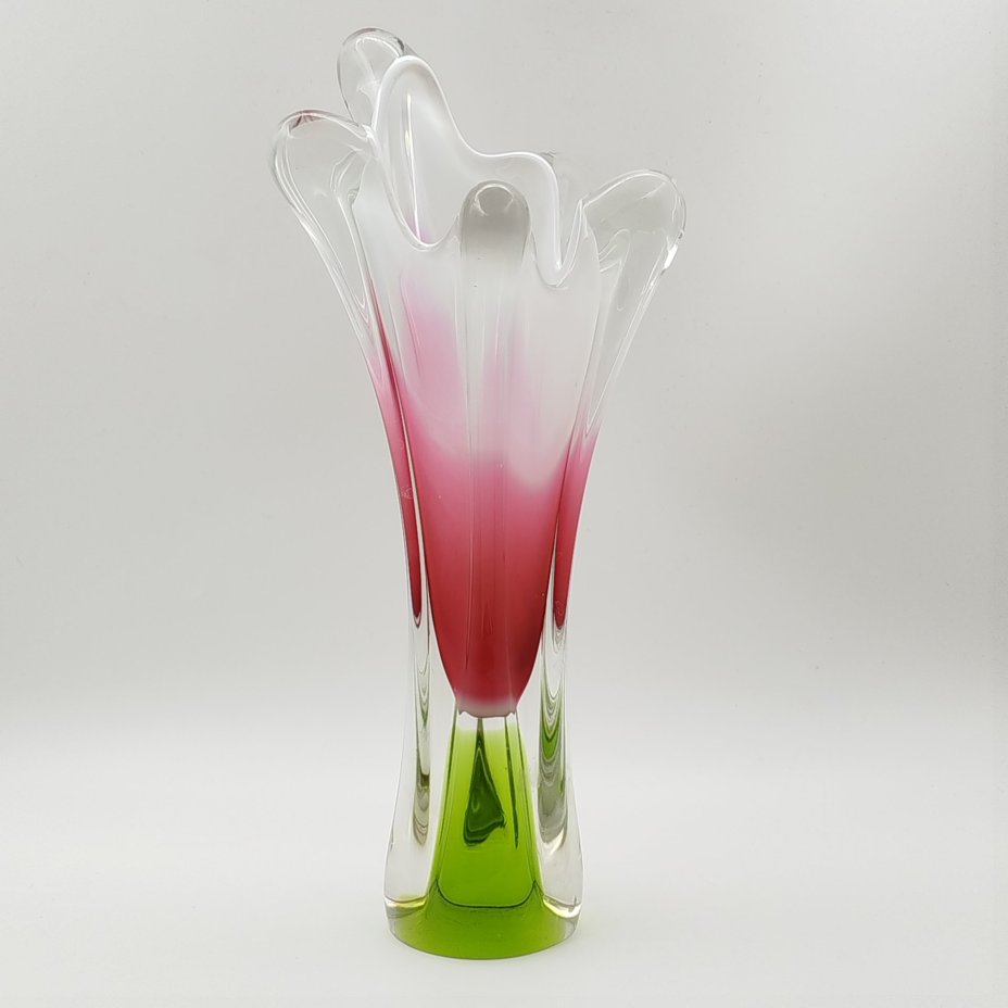 Ваза оригинальной формы в розово-зелёной гамме, дизайнер Йозеф Господка (Josef Hospodka), стекло, гутная техника, Хршибский стекольный завод (Chřibská), Чехословакия, 1960-1980 гг.
