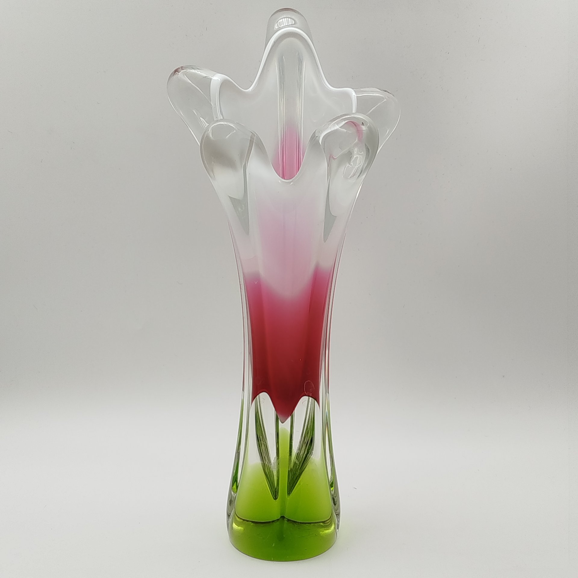 Ваза оригинальной формы в розово-зелёной гамме, дизайнер Йозеф Господка (Josef Hospodka), стекло, гутная техника, Хршибский стекольный завод (Chřibská), Чехословакия, 1960-1980 гг.