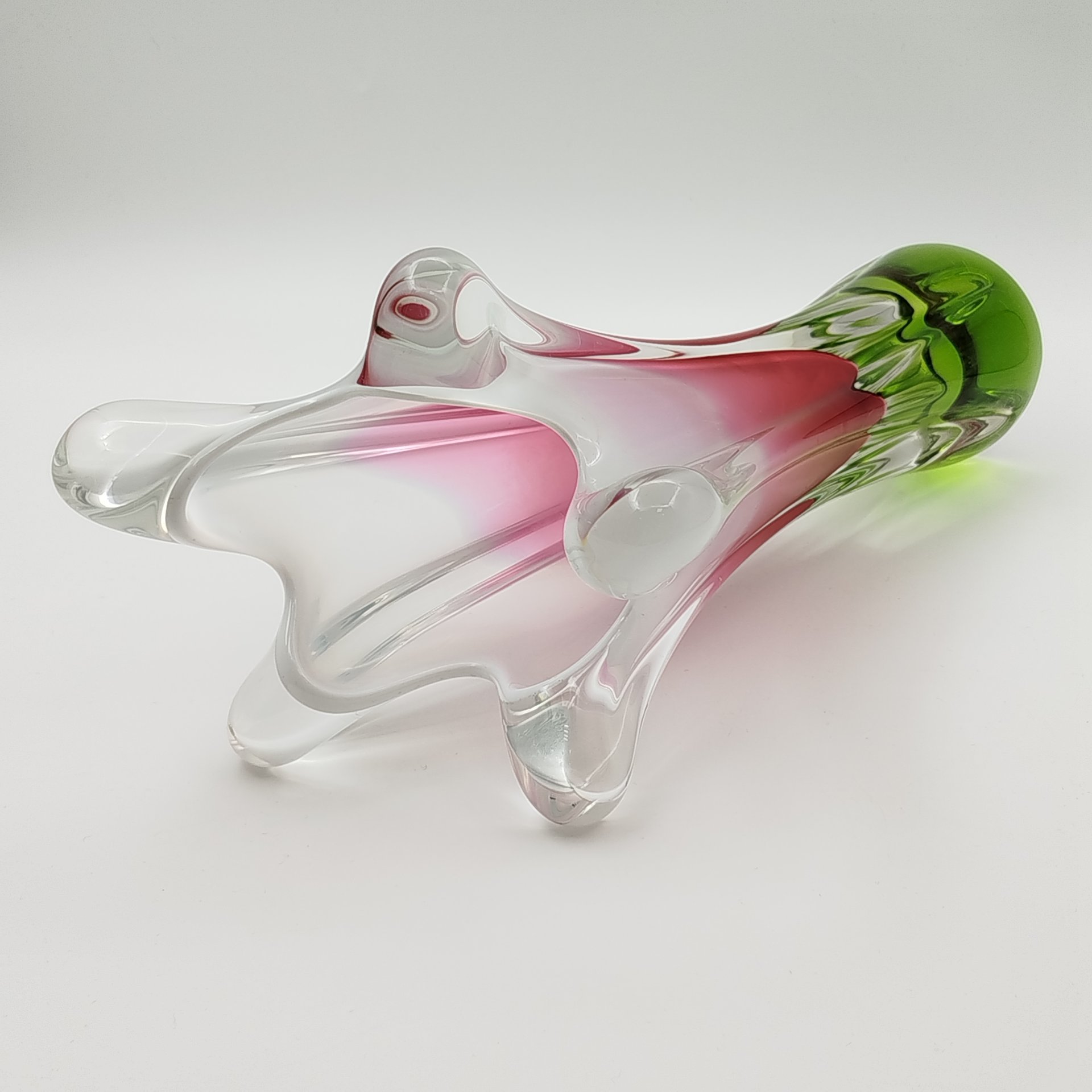 Ваза оригинальной формы в розово-зелёной гамме, дизайнер Йозеф Господка (Josef Hospodka), стекло, гутная техника, Хршибский стекольный завод (Chřibská), Чехословакия, 1960-1980 гг.