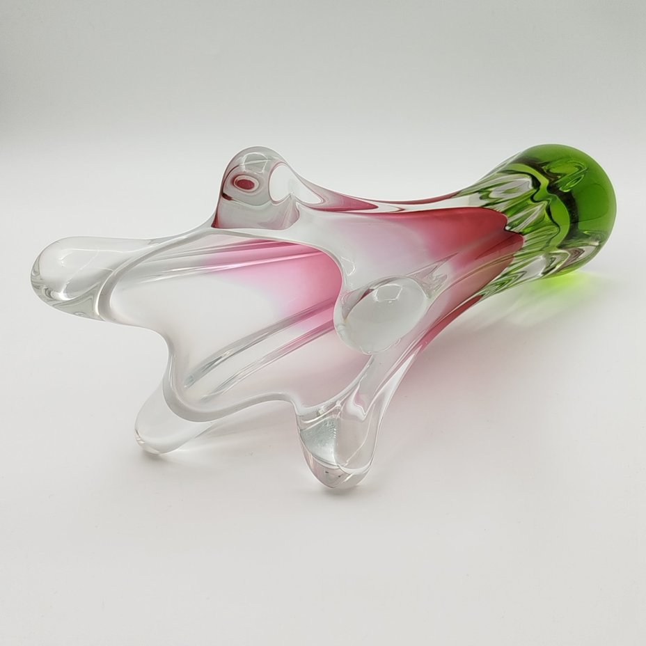 Ваза оригинальной формы в розово-зелёной гамме, дизайнер Йозеф Господка (Josef Hospodka), стекло, гутная техника, Хршибский стекольный завод (Chřibská), Чехословакия, 1960-1980 гг.