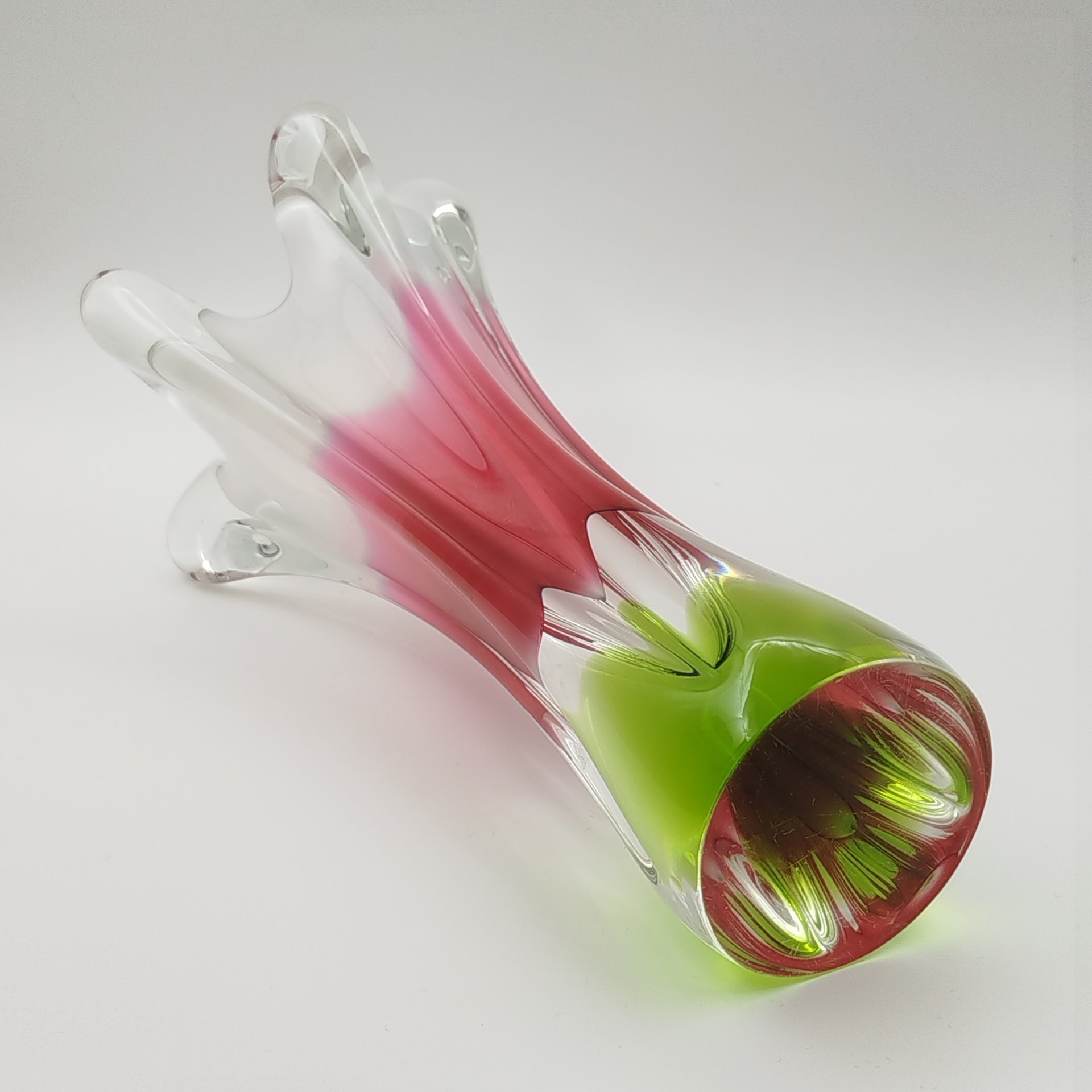 Ваза оригинальной формы в розово-зелёной гамме, дизайнер Йозеф Господка (Josef Hospodka), стекло, гутная техника, Хршибский стекольный завод (Chřibská), Чехословакия, 1960-1980 гг.