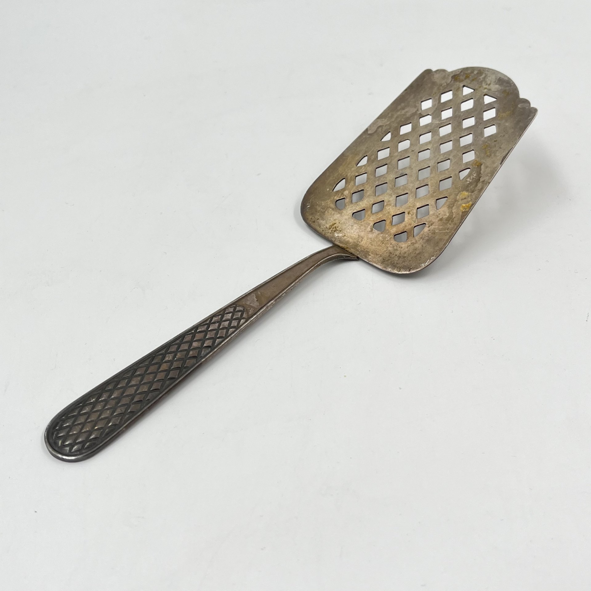 Лопатка для торта с сетчатым декором на ручке, мельхиор (медь-никель), Мстерский завод художественных изделий «Ювелир», СССР, 1960-1991 гг., Мстерский завод художественных изделий «Ювелир»