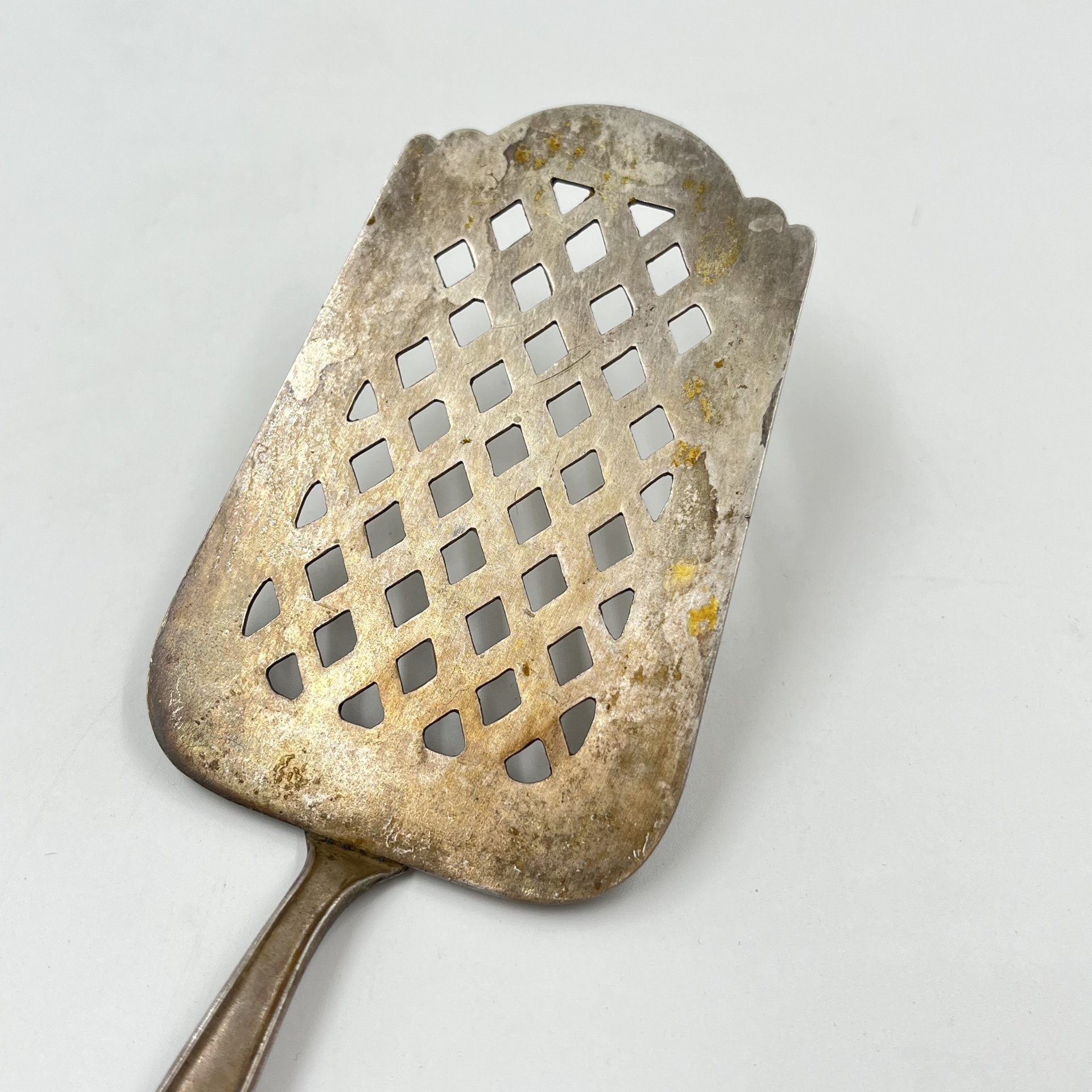 Лопатка для торта с сетчатым декором на ручке, мельхиор (медь-никель), Мстерский завод художественных изделий «Ювелир», СССР, 1960-1991 гг., Мстерский завод художественных изделий «Ювелир»