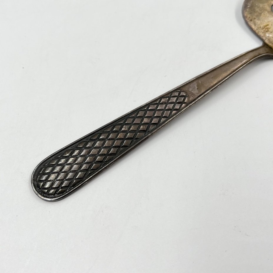 Лопатка для торта с сетчатым декором на ручке, мельхиор (медь-никель), Мстерский завод художественных изделий «Ювелир», СССР, 1960-1991 гг., Мстерский завод художественных изделий «Ювелир»