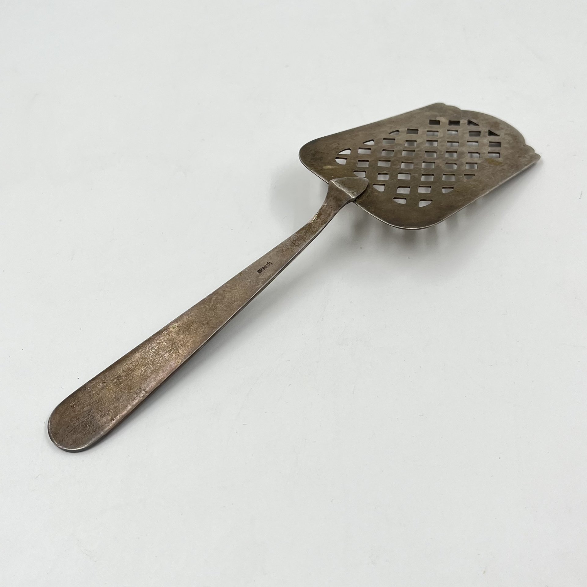 Лопатка для торта с сетчатым декором на ручке, мельхиор (медь-никель), Мстерский завод художественных изделий «Ювелир», СССР, 1960-1991 гг., Мстерский завод художественных изделий «Ювелир»