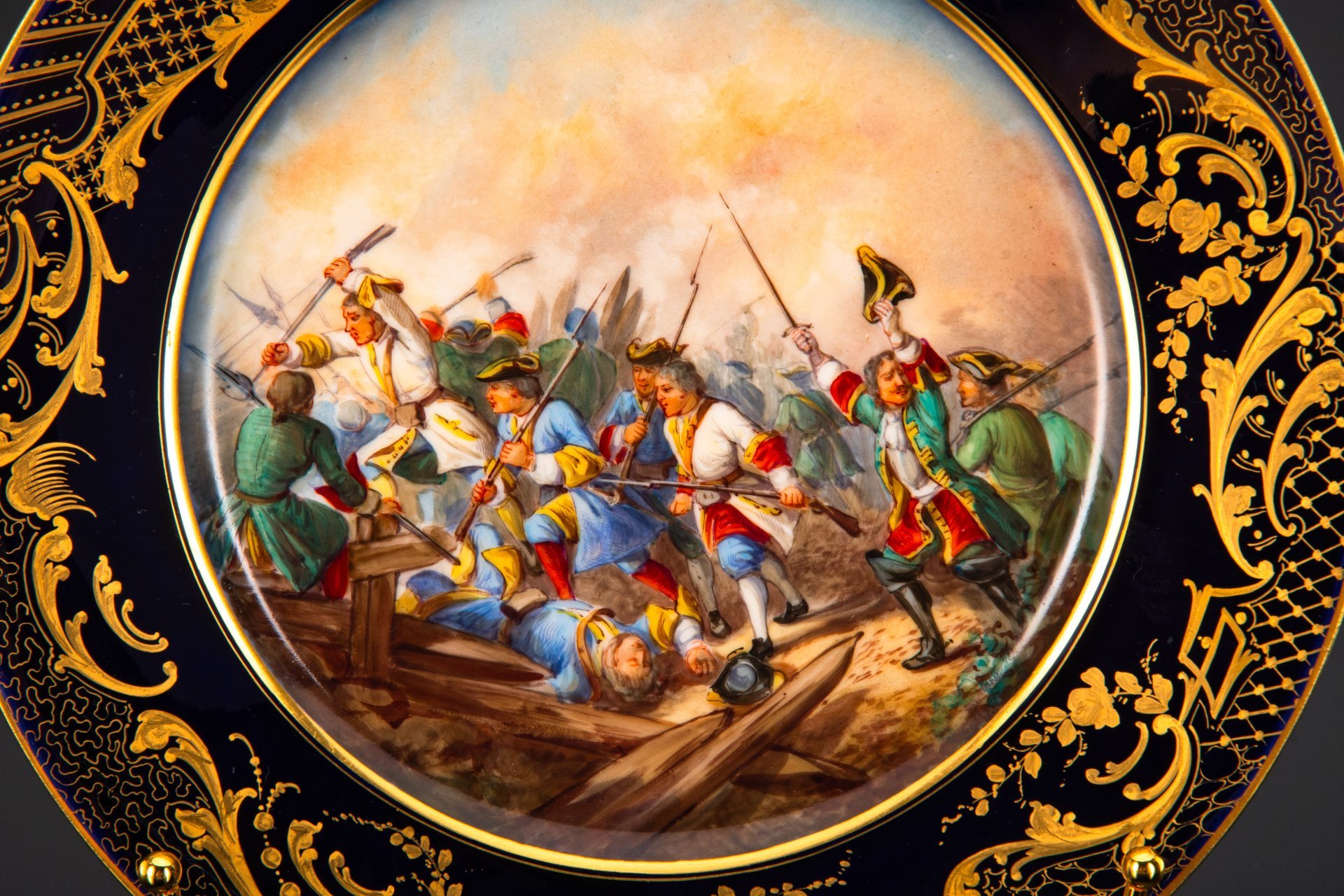 Тарелка декоративная с батальным сюжетом "Битва при Денене" (выполнена для дворца Тюильри "Chateau des Tuileries"), фарфор, крытье кобальтом, золочение, цировка, роспись, Севрская фарфоровая мануфактура (Sevres), Франция, 1844 г.