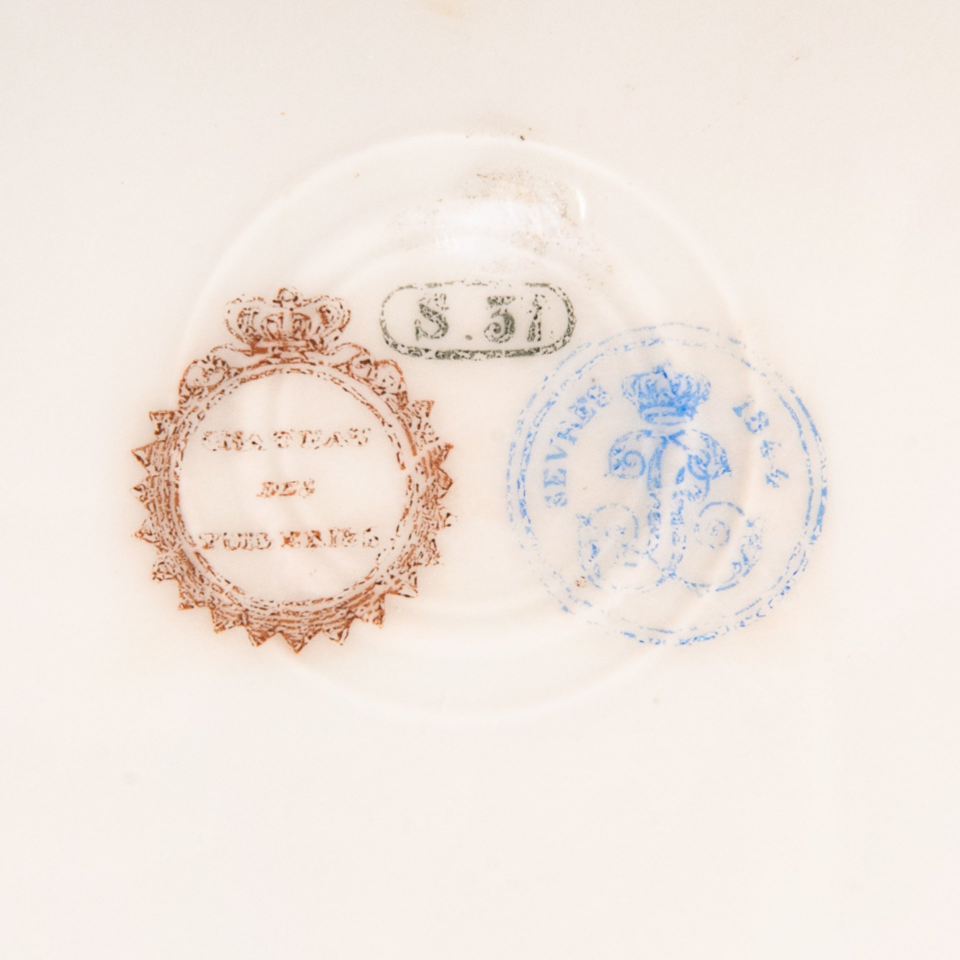 Тарелка декоративная с батальным сюжетом "Битва при Денене" (выполнена для дворца Тюильри "Chateau des Tuileries"), фарфор, крытье кобальтом, золочение, цировка, роспись, Севрская фарфоровая мануфактура (Sevres), Франция, 1844 г.