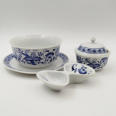 Набор из трех предметов из сервиза "Луковый узор" (соусник, менажница двухсекционная и горчичница), "Bohemia inglazed"
