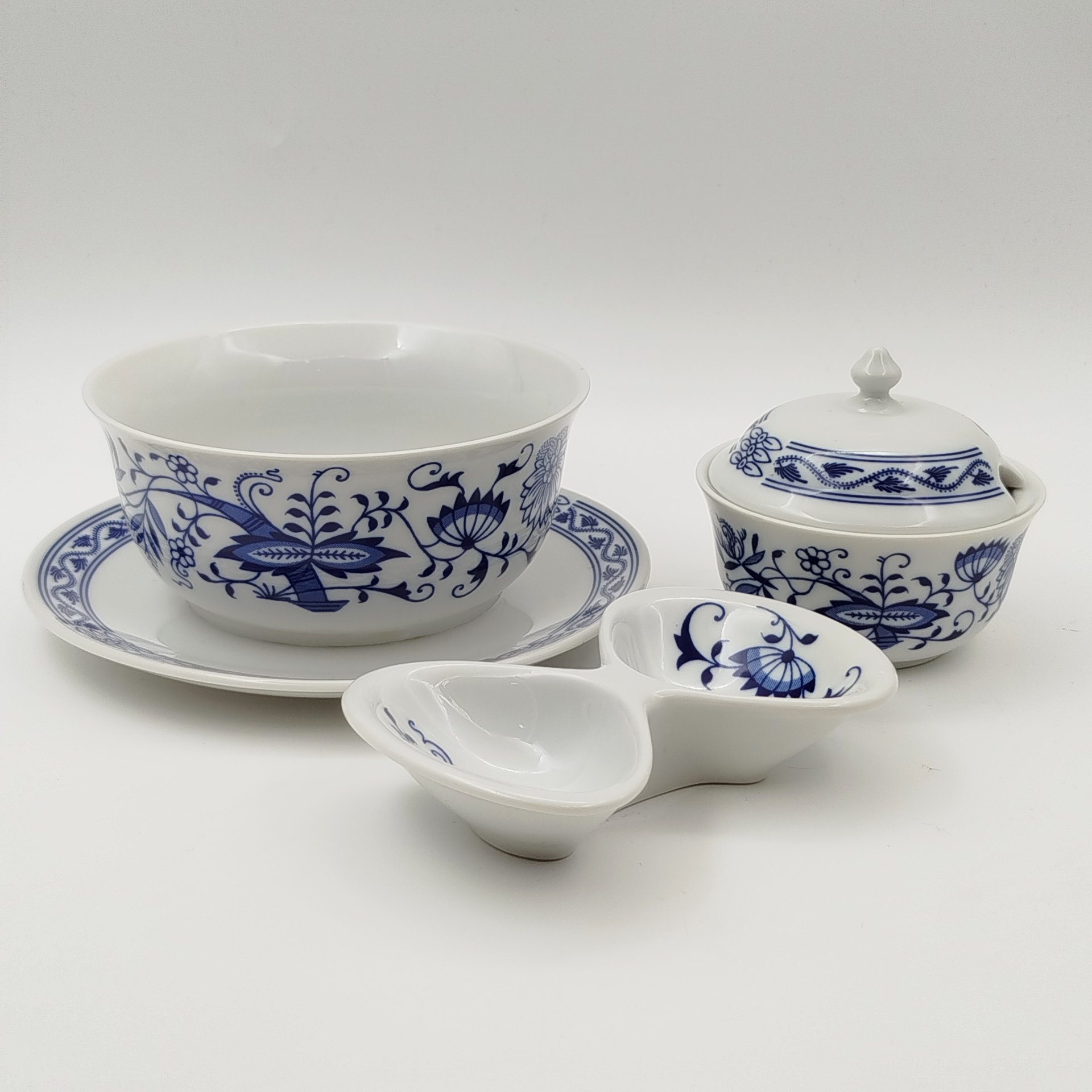 Набор из трех предметов из сервиза "Луковый узор" (соусник, менажница двухсекционная и горчичница), "Bohemia inglazed"