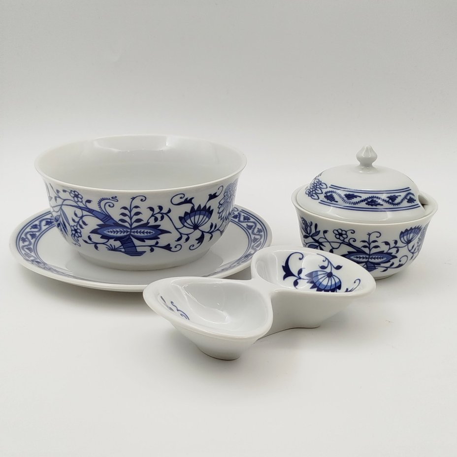 Набор из трех предметов из сервиза "Луковый узор" (соусник, менажница двухсекционная и горчичница), "Bohemia inglazed"