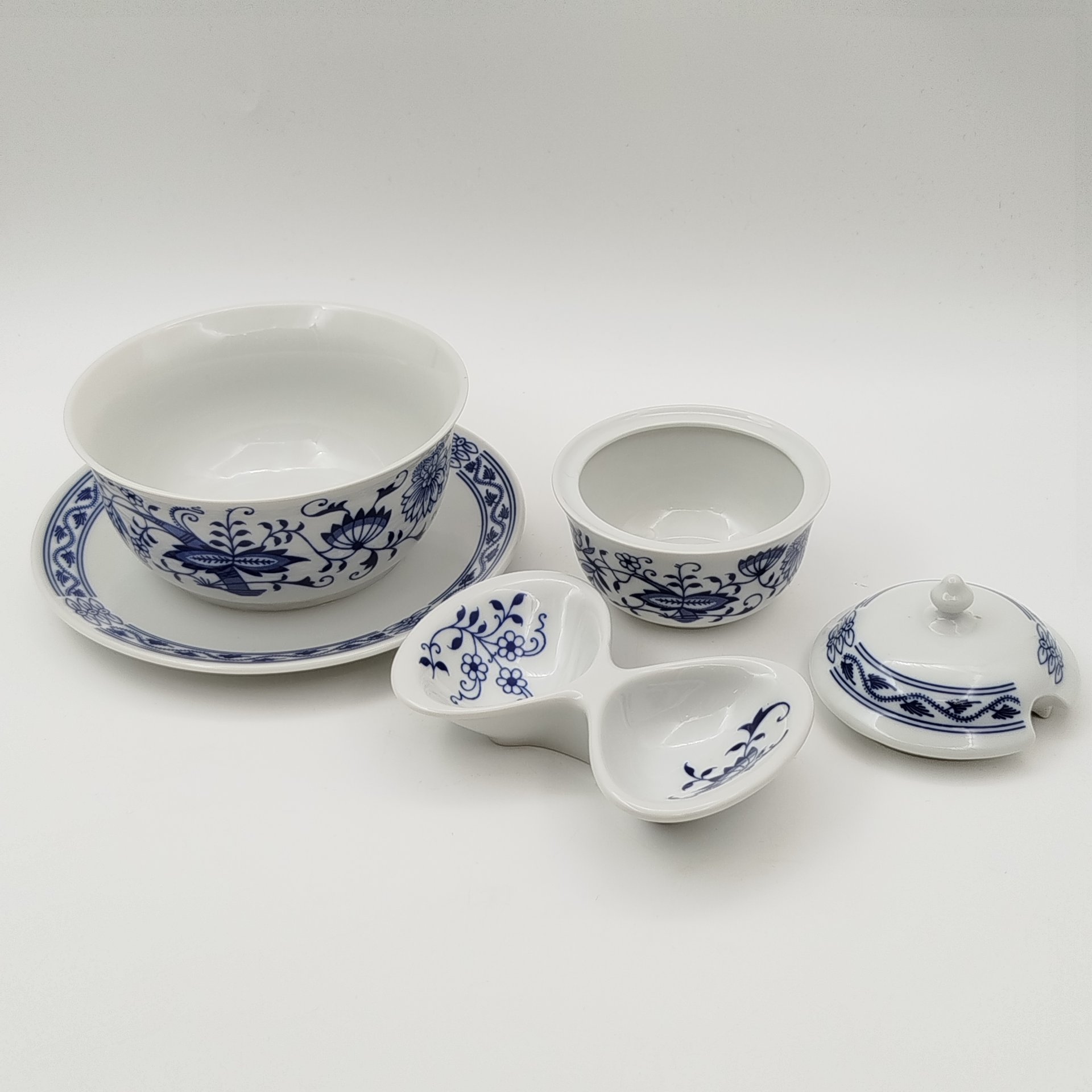 Набор из трех предметов из сервиза "Луковый узор" (соусник, менажница двухсекционная и горчичница), "Bohemia inglazed"