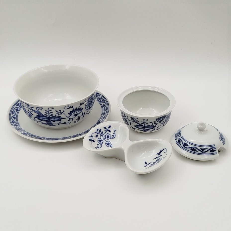 Набор из трех предметов из сервиза "Луковый узор" (соусник, менажница двухсекционная и горчичница), "Bohemia inglazed"