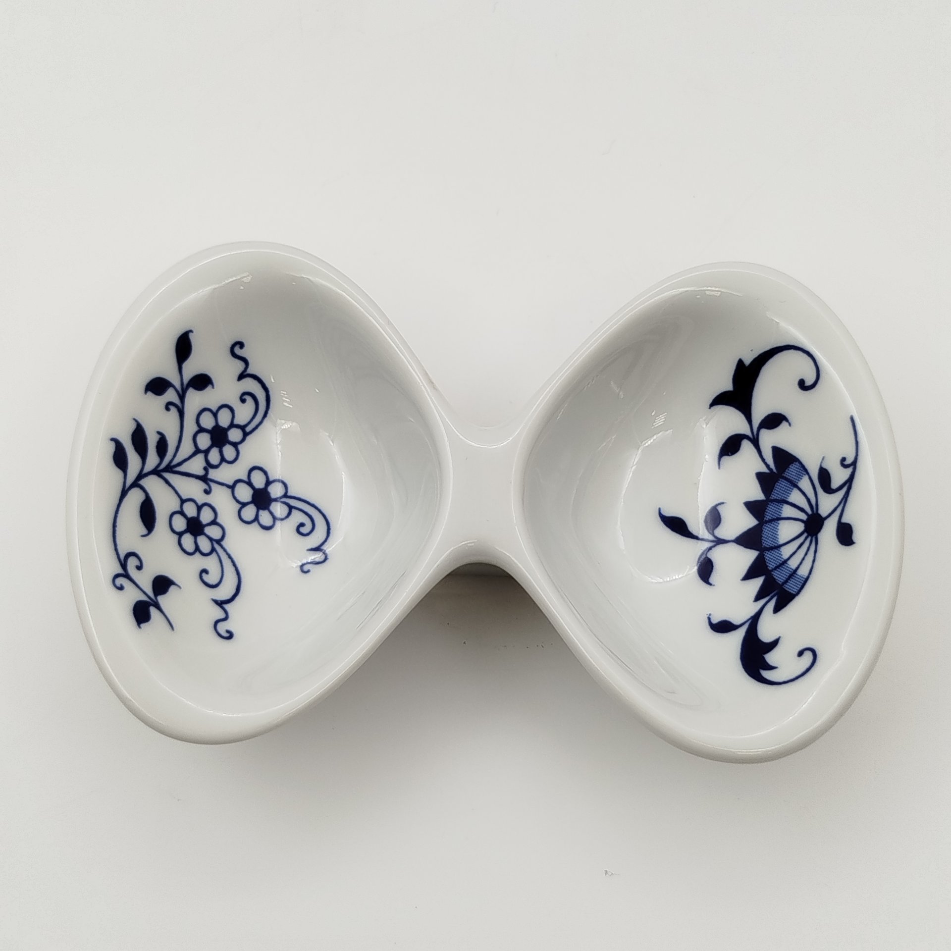 Набор из трех предметов из сервиза "Луковый узор" (соусник, менажница двухсекционная и горчичница), "Bohemia inglazed"