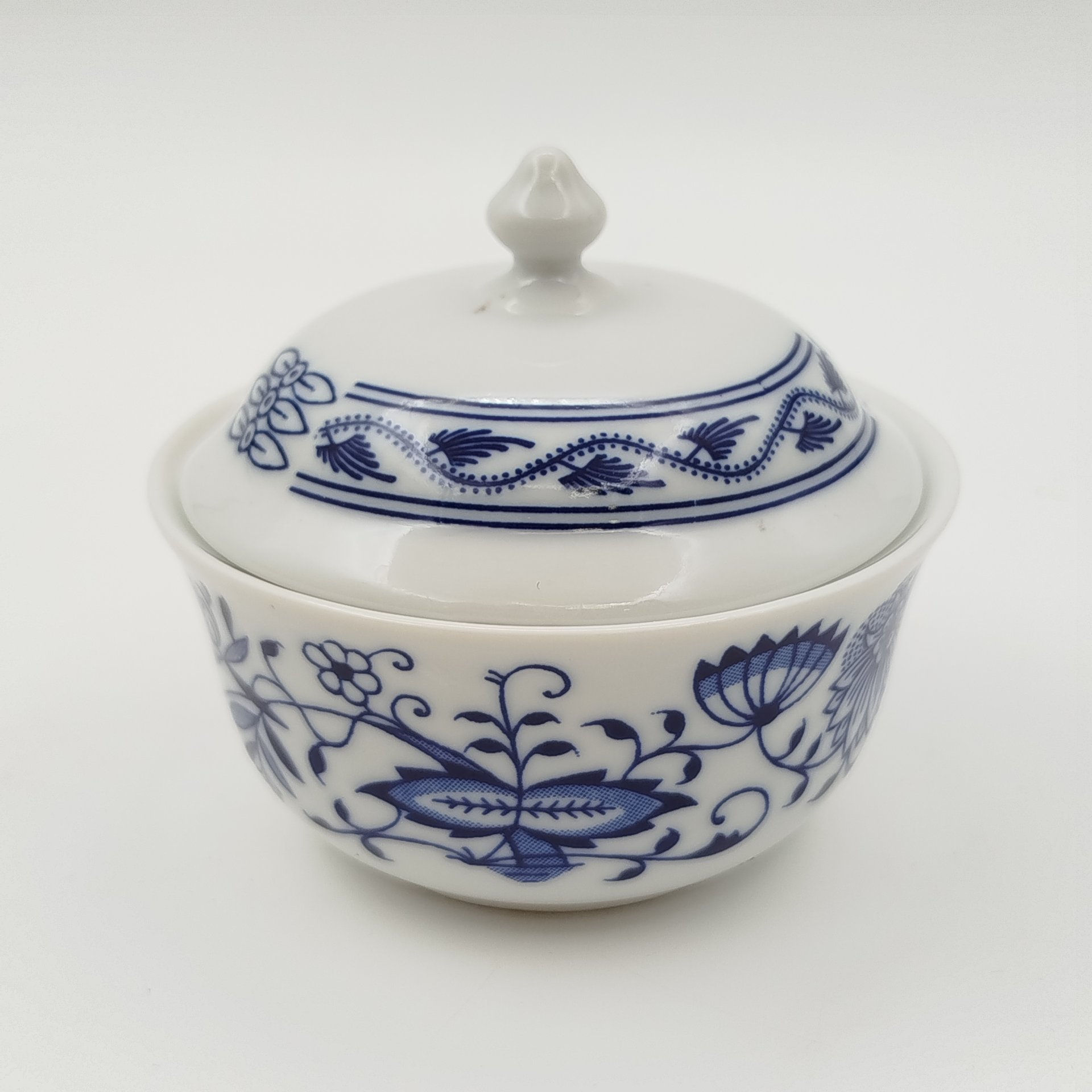 Набор из трех предметов из сервиза "Луковый узор" (соусник, менажница двухсекционная и горчичница), "Bohemia inglazed"