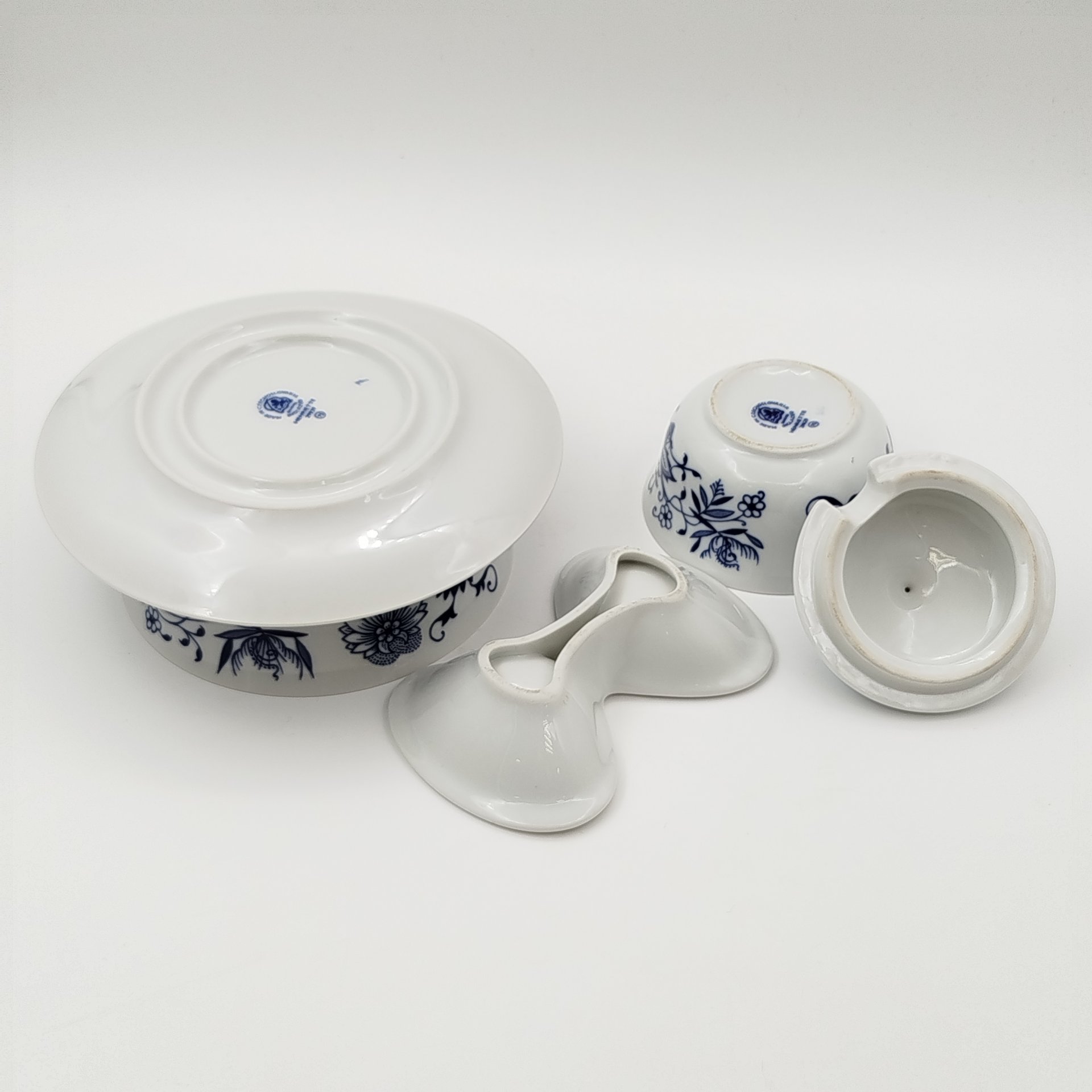 Набор из трех предметов из сервиза "Луковый узор" (соусник, менажница двухсекционная и горчичница), "Bohemia inglazed"