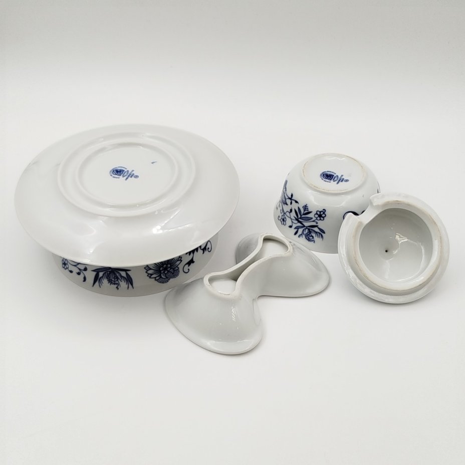 Набор из трех предметов из сервиза "Луковый узор" (соусник, менажница двухсекционная и горчичница), "Bohemia inglazed"