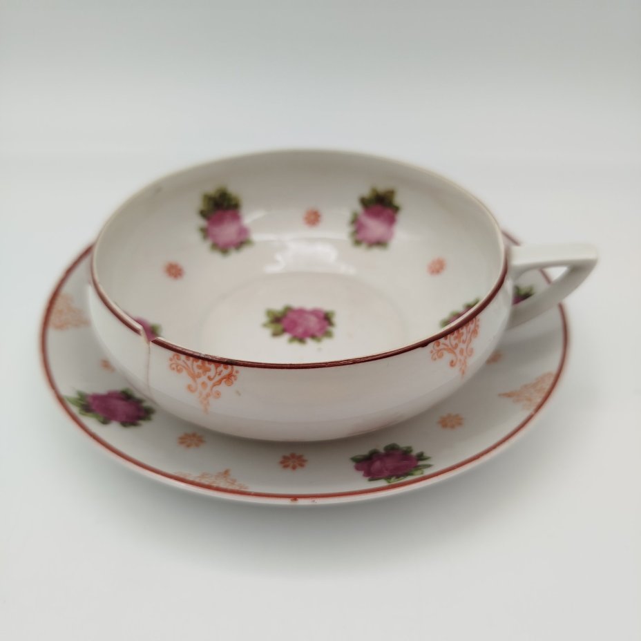 Пара для десерта, украшенная изображением роз, фарфор, деколь, Дмитровский фарфоровый завод (ДФЗ Вербилки), СССР, 1930-1940 гг.