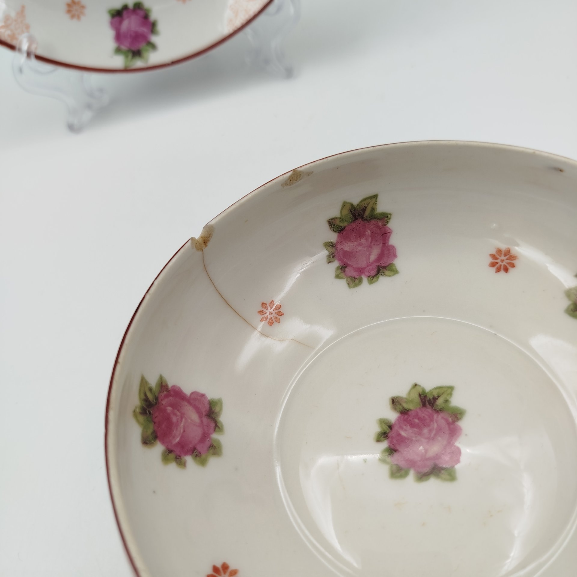 Пара для десерта, украшенная изображением роз, фарфор, деколь, Дмитровский фарфоровый завод (ДФЗ Вербилки), СССР, 1930-1940 гг.