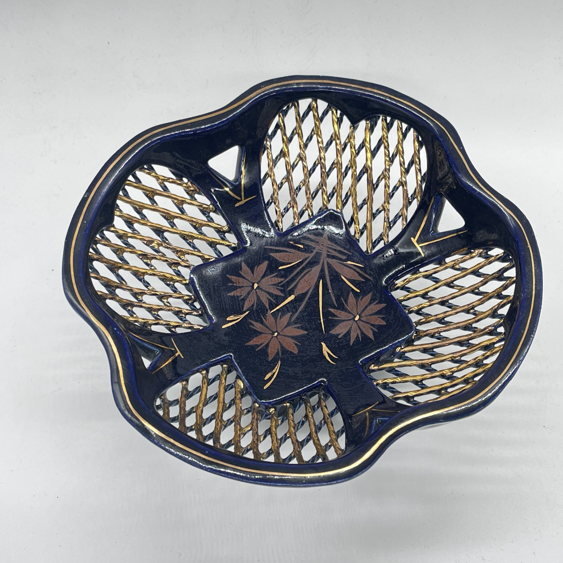 Вазочка с прорезным ажурным бортом с растительным декором, керамика, роспись, золочение, Азия, 1990-2000 гг.