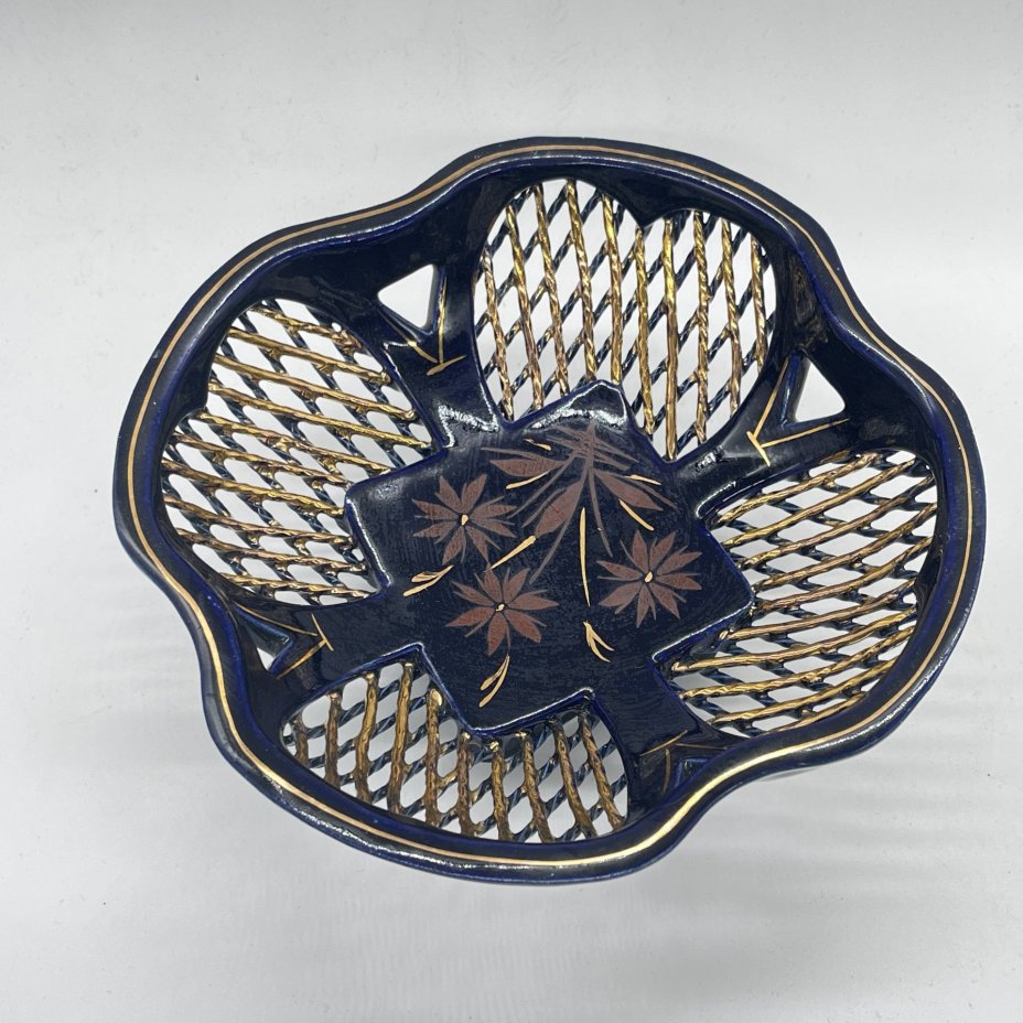 Вазочка с прорезным ажурным бортом с растительным декором