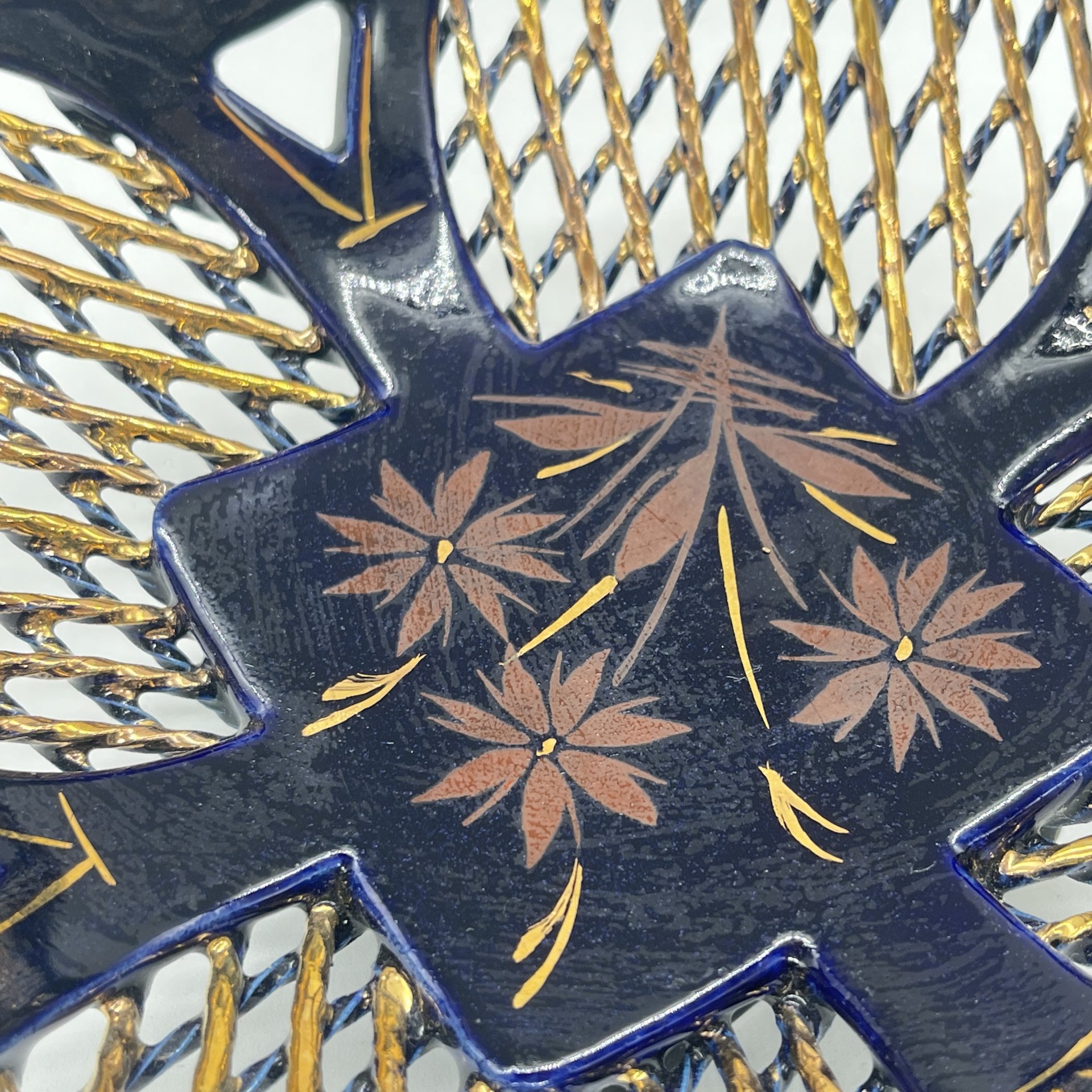 Вазочка с прорезным ажурным бортом с растительным декором, керамика, роспись, золочение, Азия, 1990-2000 гг.