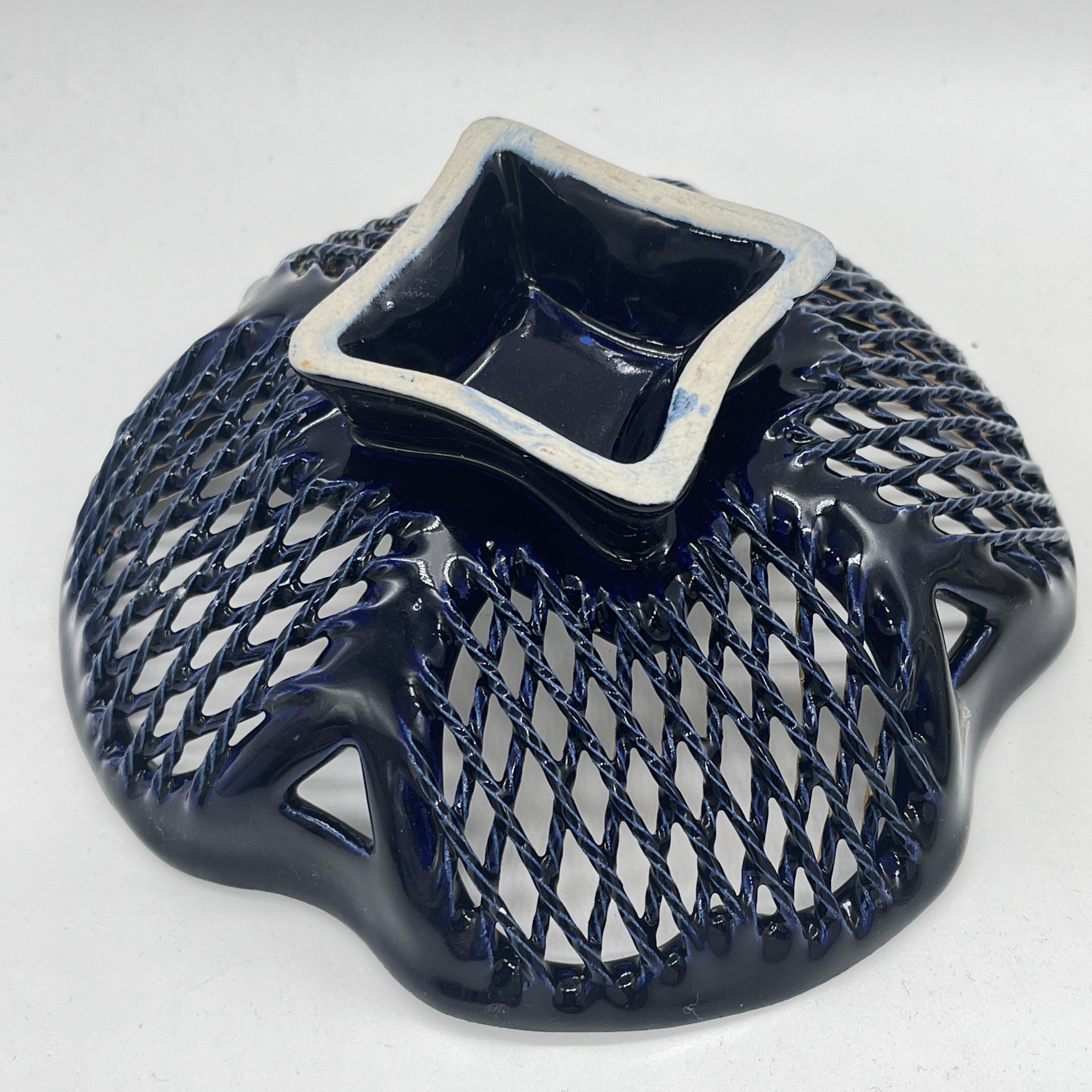 Вазочка с прорезным ажурным бортом с растительным декором, керамика, роспись, золочение, Азия, 1990-2000 гг.