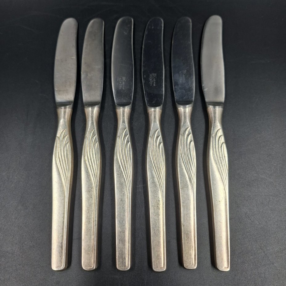 Набор из шести закусочных/десертных ножей с фигурными рукоятями, мНЦ (медь-никель-цинк), Павловский завод художественных металлоизделий им. С.М. Кирова, СССР, 1960-1990 гг.
