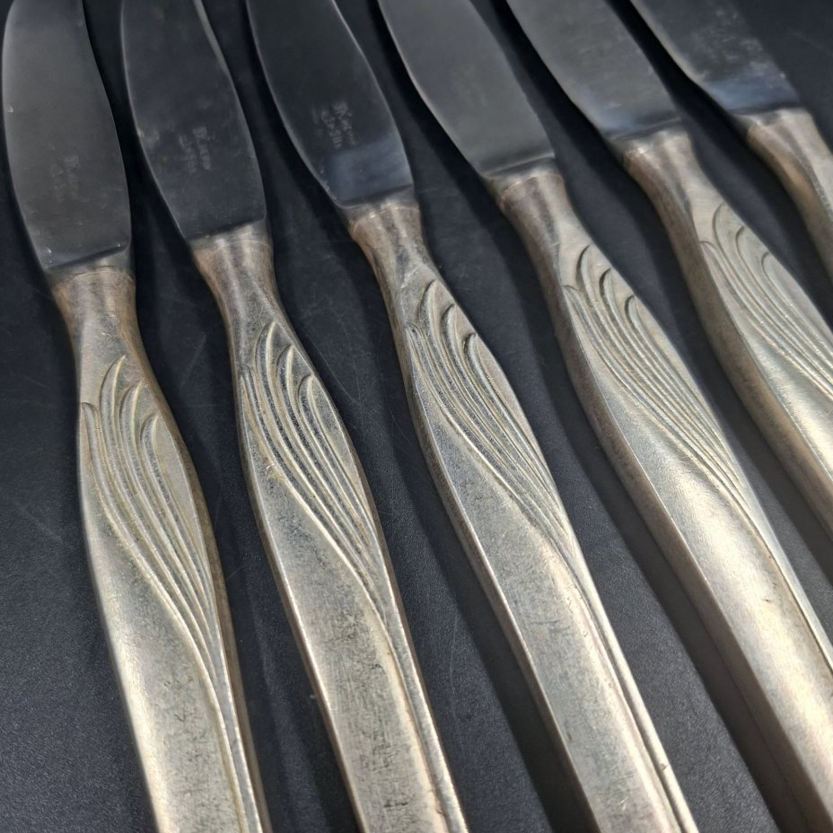 Набор из шести закусочных/десертных ножей с фигурными рукоятями, мНЦ (медь-никель-цинк), Павловский завод художественных металлоизделий им. С.М. Кирова, СССР, 1960-1990 гг.