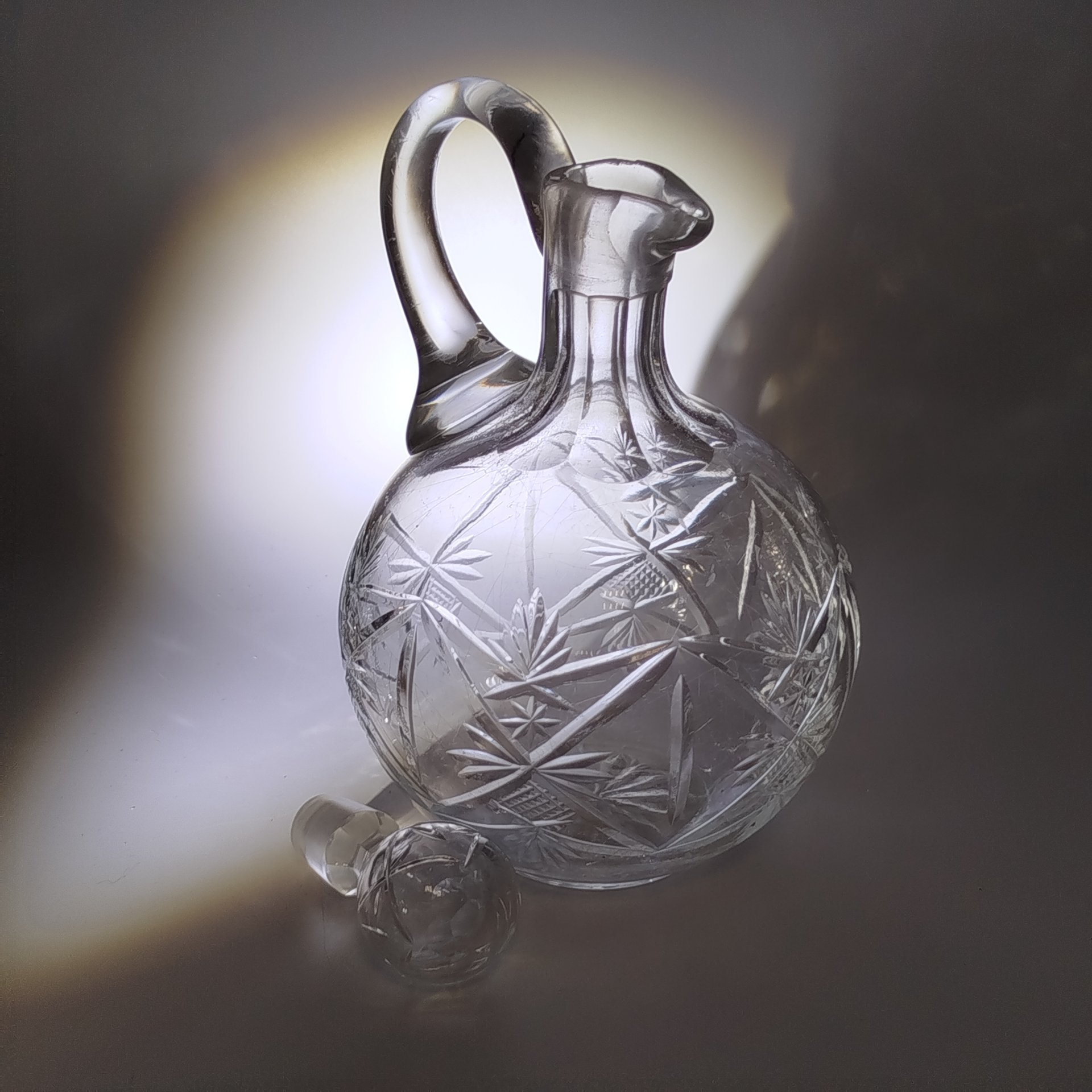 Штоф с растительным рельефным декором, стекло, резьба, СССР, 1970-1990 гг.