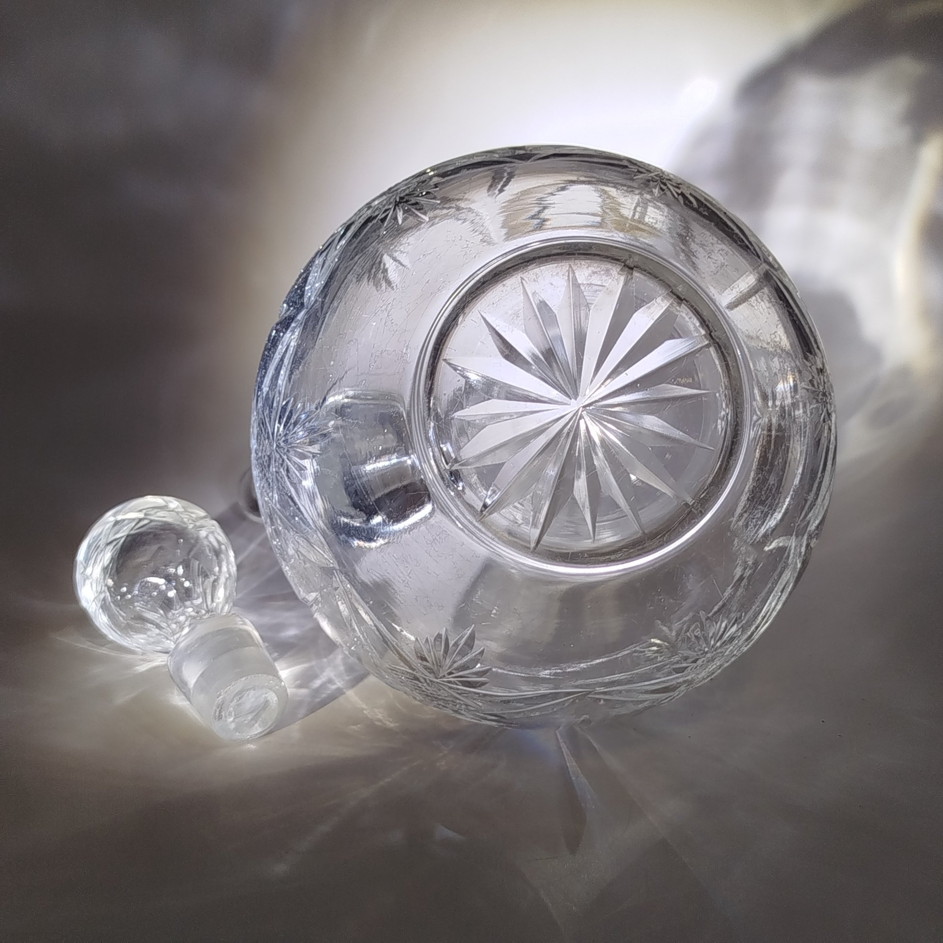 Штоф с растительным рельефным декором, стекло, резьба, СССР, 1970-1990 гг.