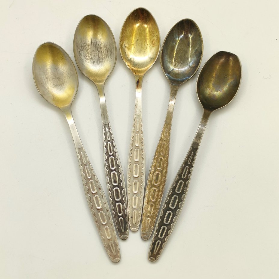 Набор чайных ложек на 5 персон, украшенных орнаментальным декором, мНЦ (медь-никель-цинк), золочение, Кольчугинский завод цветных металлов, СССР, 1962-1991 гг.