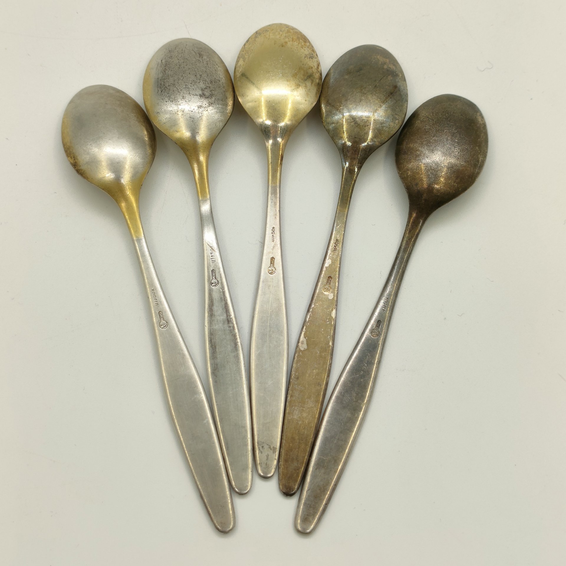 Набор чайных ложек на 5 персон, украшенных орнаментальным декором, мНЦ (медь-никель-цинк), золочение, Кольчугинский завод цветных металлов, СССР, 1962-1991 гг.