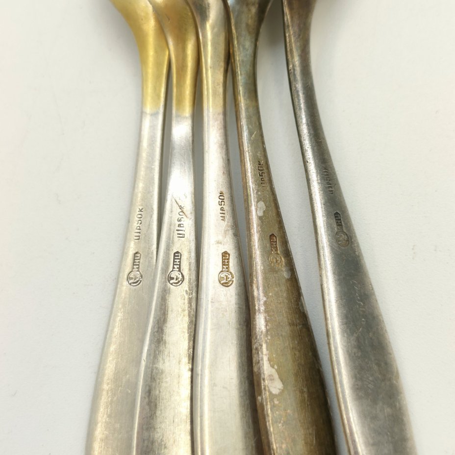 Набор чайных ложек на 5 персон, украшенных орнаментальным декором, мНЦ (медь-никель-цинк), золочение, Кольчугинский завод цветных металлов, СССР, 1962-1991 гг.