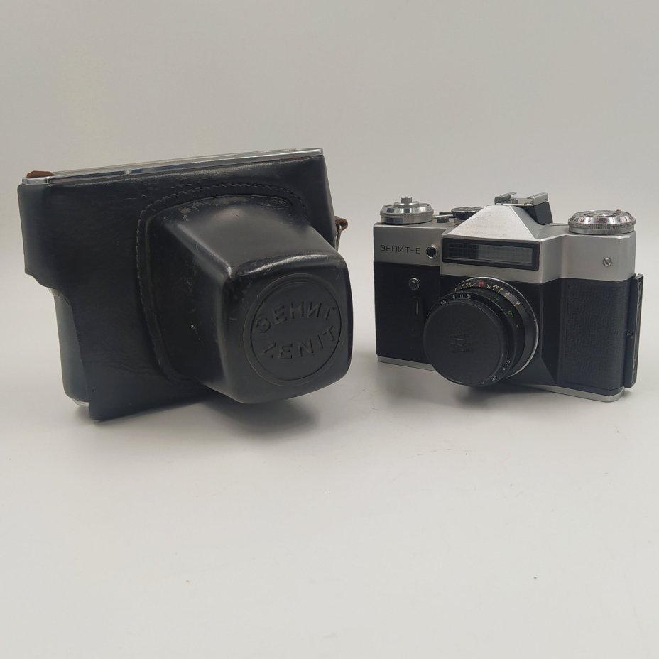 Фотоаппарат плёночный "Зенит-Е" с объективом "Индустар-50-2" в оригинальном кофре, металл, стекло, пластик, кожа, Белорусское оптико-механическое объединение (БелОМО), СССР, 1984 г., Белорусское оптико-механическое объединение (БелОМО)