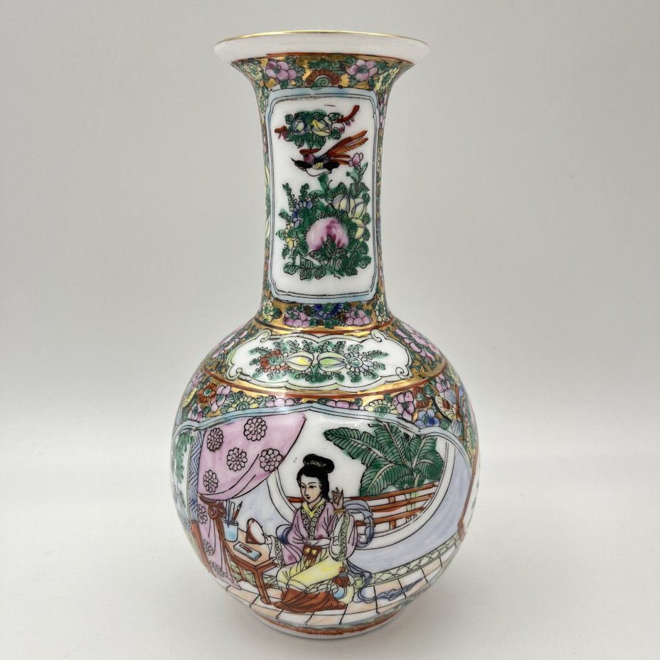 Ваза в стиле шинуазри с изображением сада и красавицы за туалетом