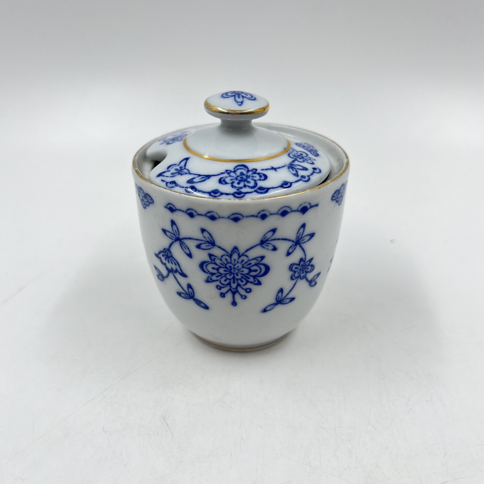 Сахарница с растительным декором, фарфор, золочение, роспись, ГДР, 1961-1989 гг.