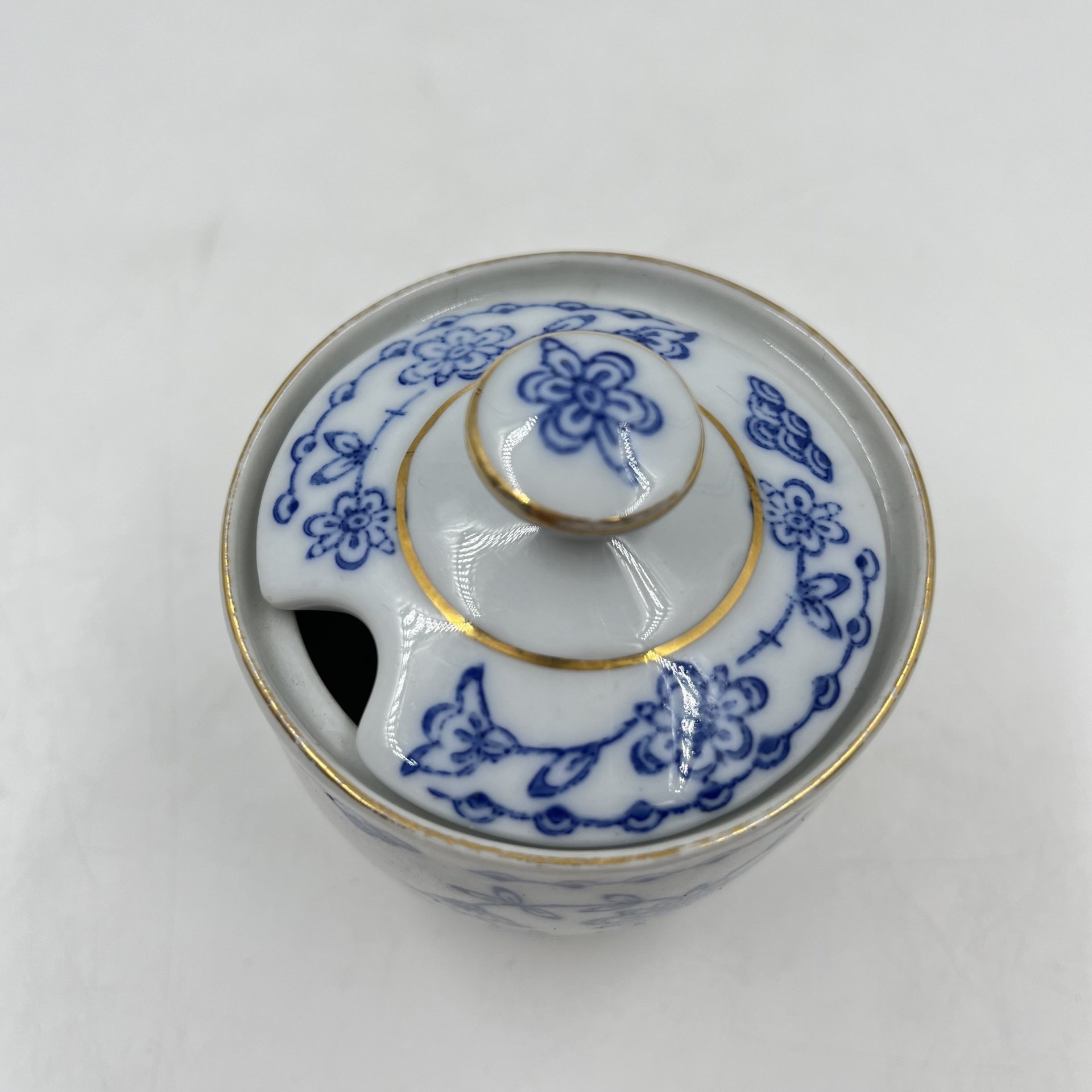 Сахарница с растительным декором, фарфор, золочение, роспись, ГДР, 1961-1989 гг.